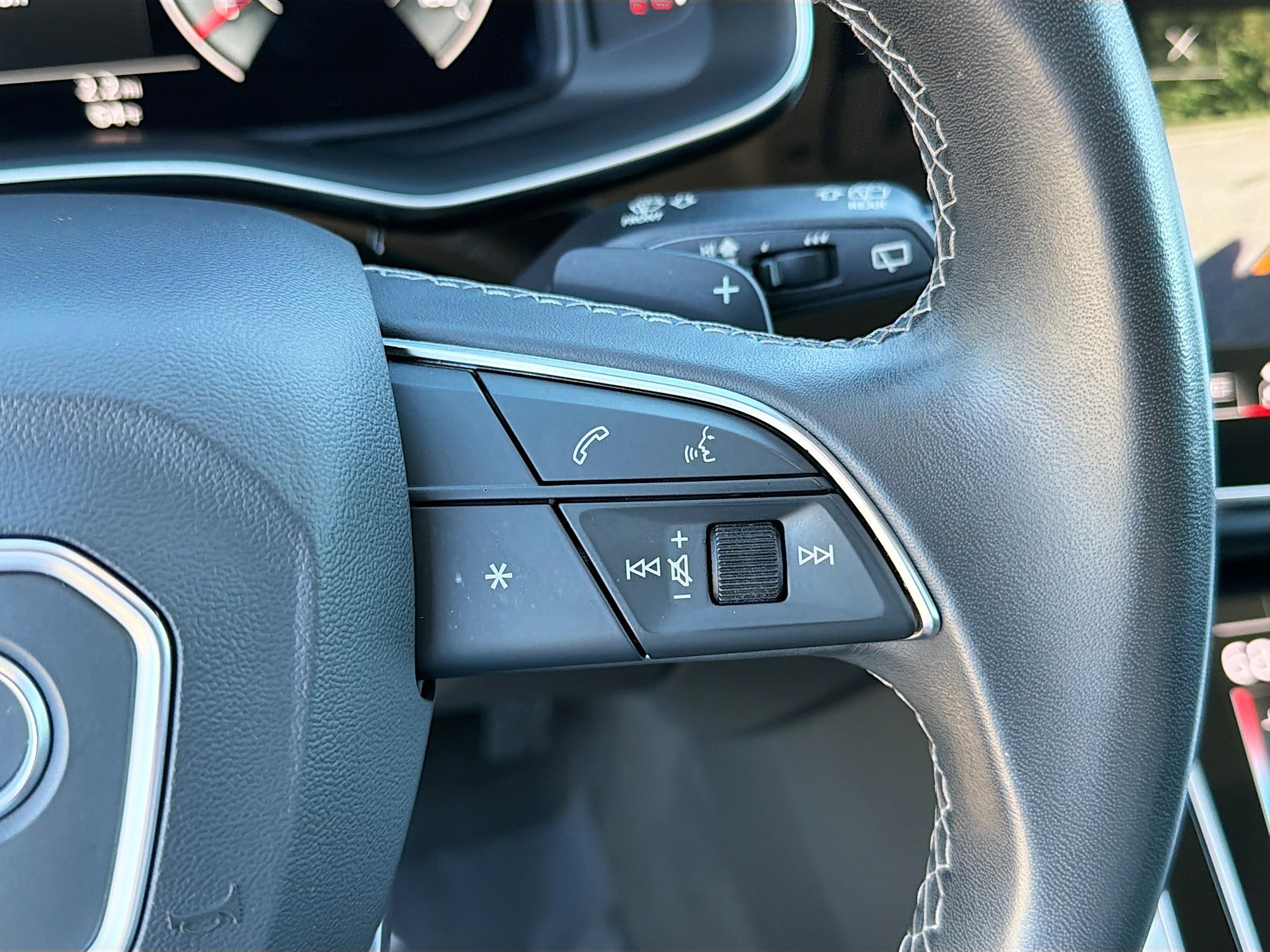 Used 2022 Audi Q8 Premium w/ Convenience Package image 39