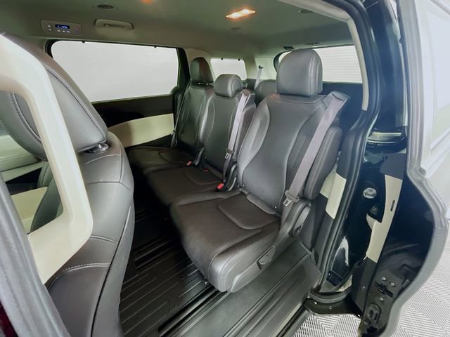 Used 2024 Kia Carnival EX image 25