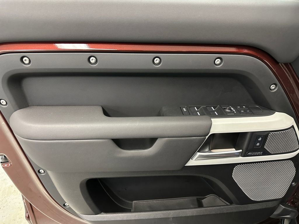 Used 2024 Land Rover Defender 130 X-Dynamic SE image 17