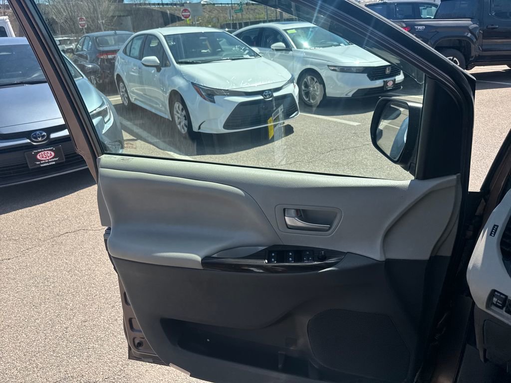 Used 2020 Toyota Sienna XLE w/ XLE Navigation Package AWD/4WD image 38