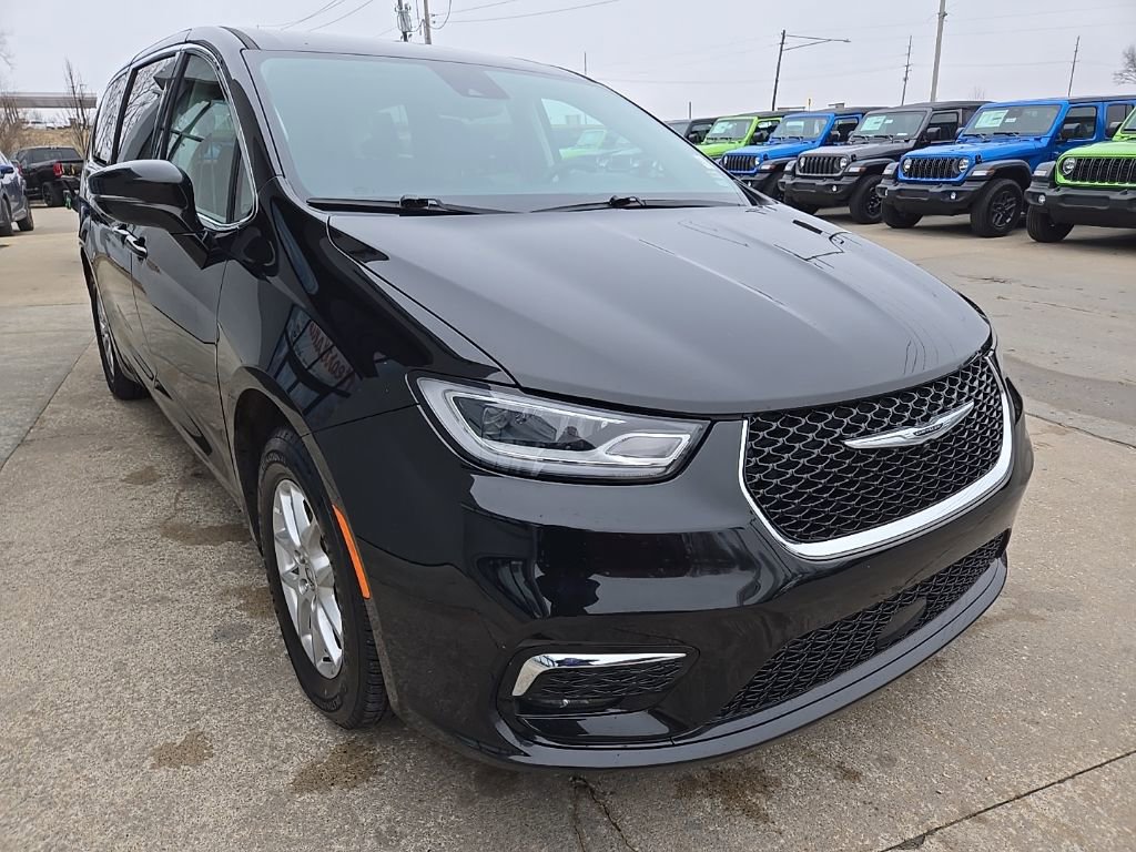 Used 2024 Chrysler Pacifica Touring-L image 14