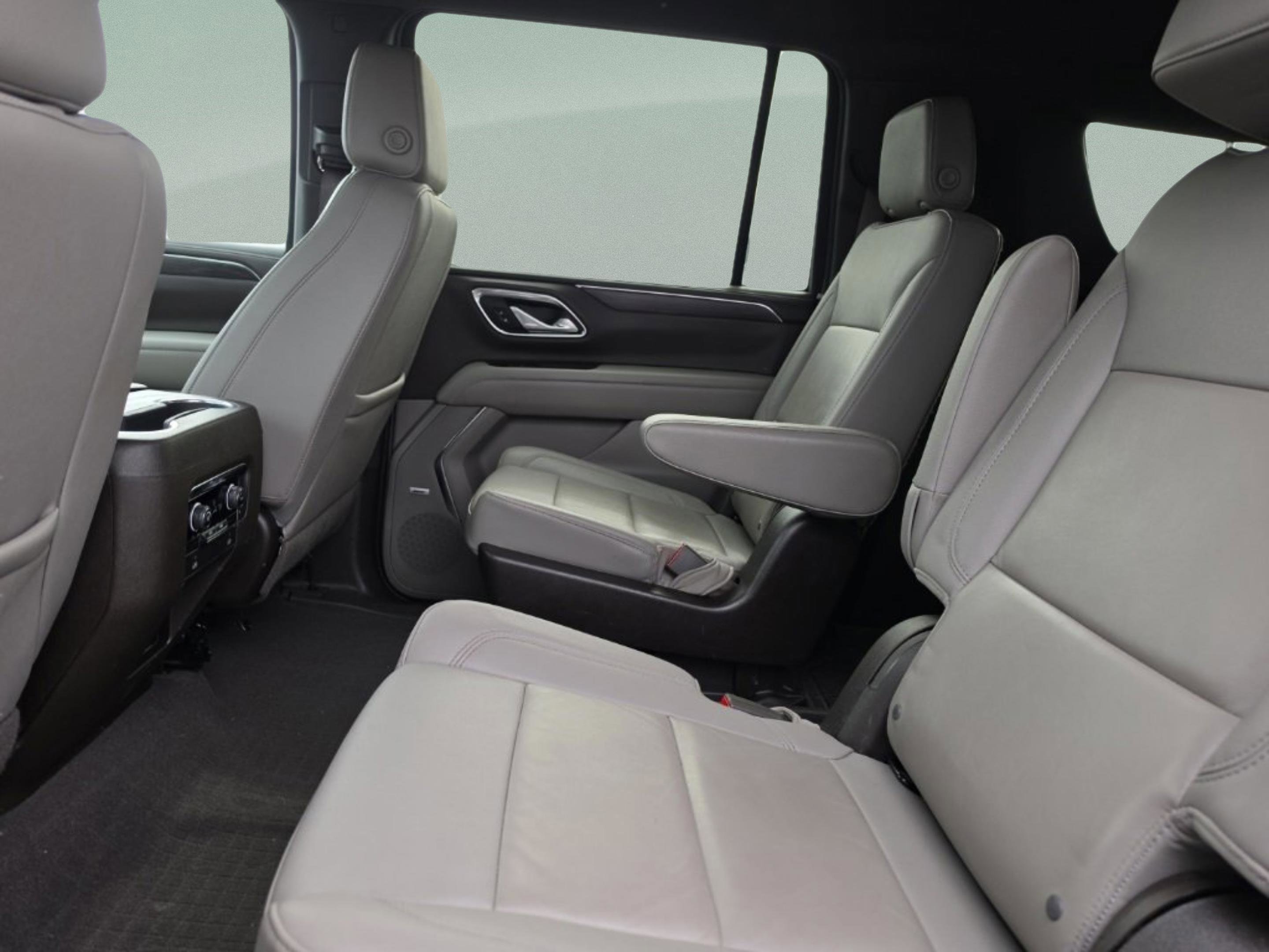 Used 2024 Chevrolet Suburban Z71 image 26