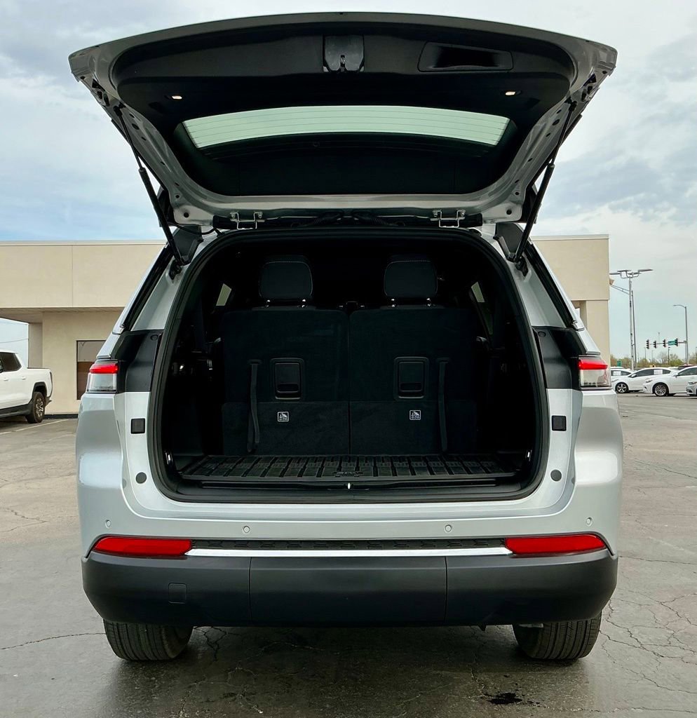 Used 2025 Jeep Grand Cherokee L Laredo RWD image 17