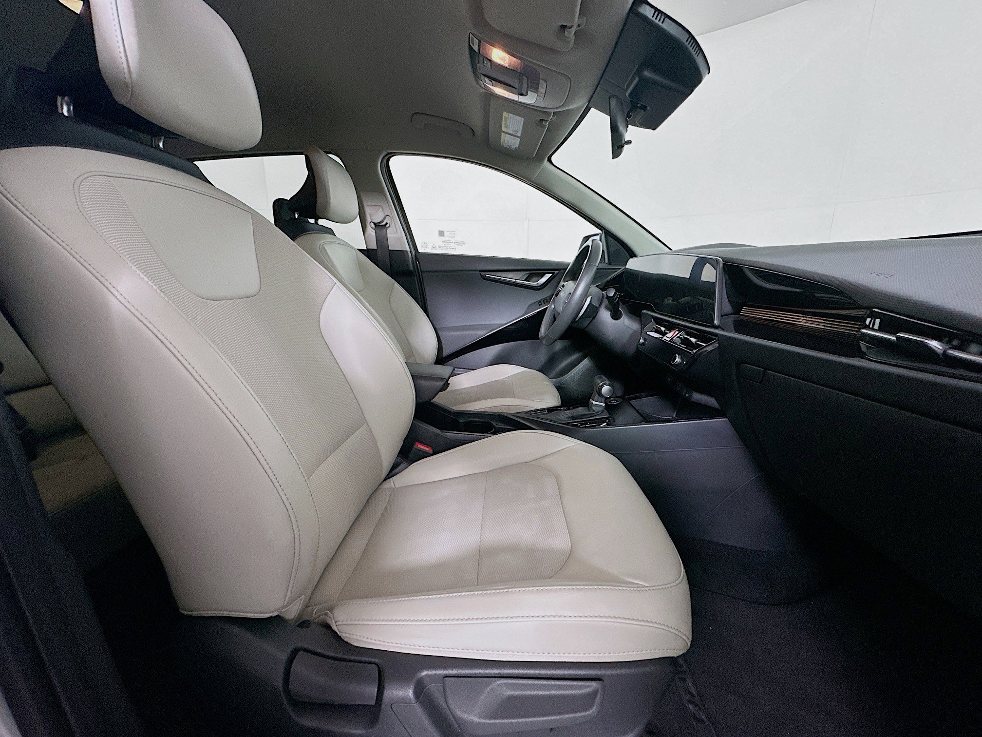 Used 2023 Kia Niro EX image 30