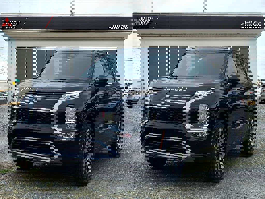 New 2025 Mitsubishi Outlander SE image 1