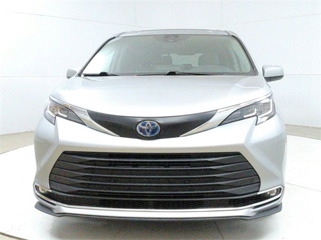 Used 2022 Toyota Sienna XLE image 2