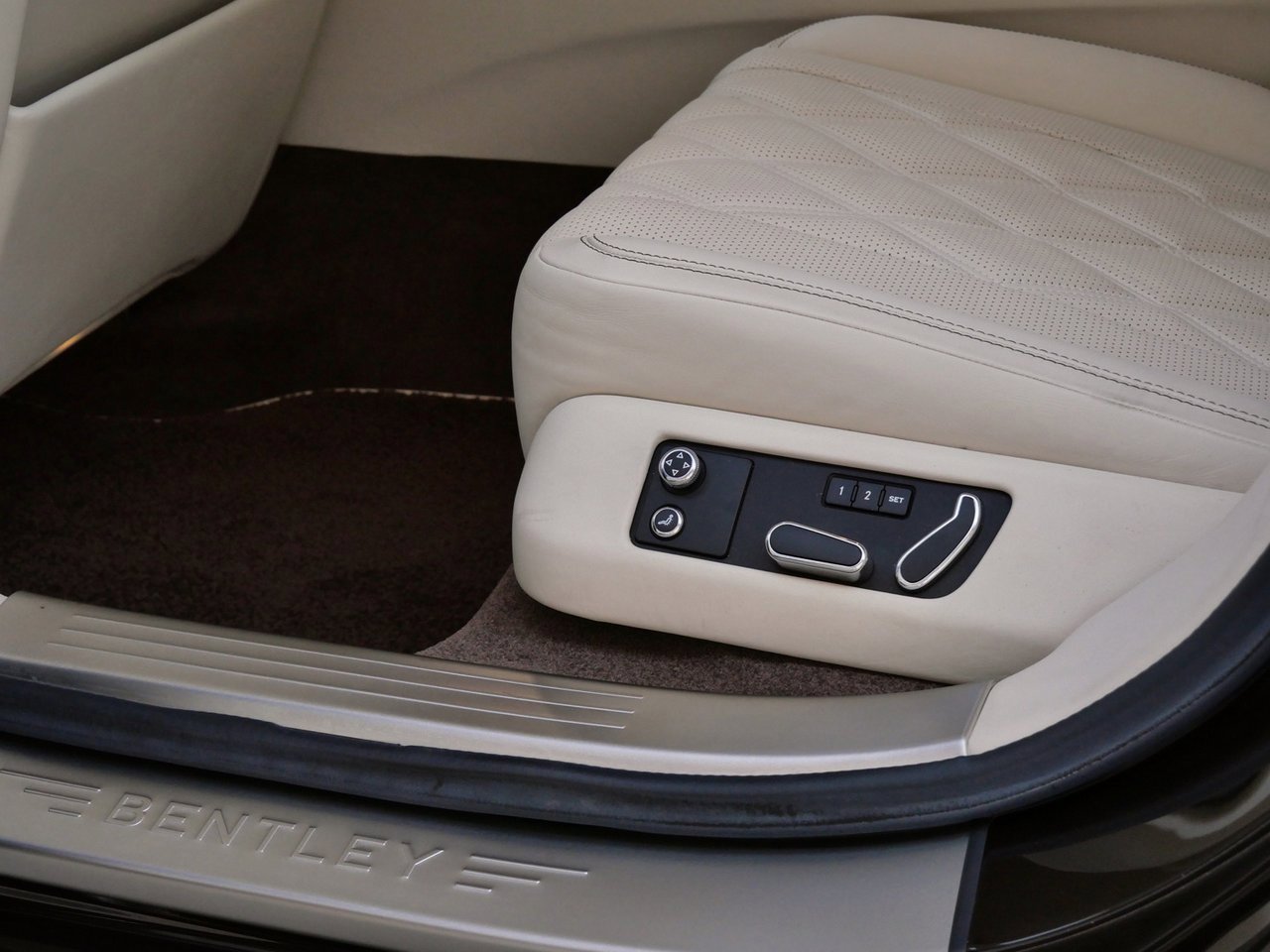 Used 2015 Bentley Flying Spur V8 image 22