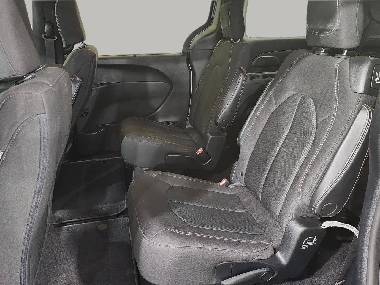 Used 2020 Chrysler Pacifica Touring w/ S Appearance Package image 20