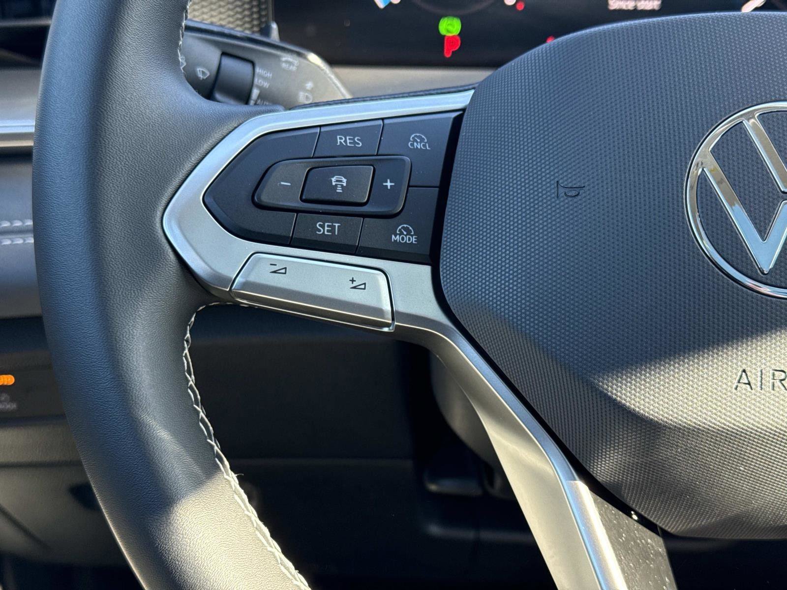 Used 2025 Volkswagen Tiguan SE image 8