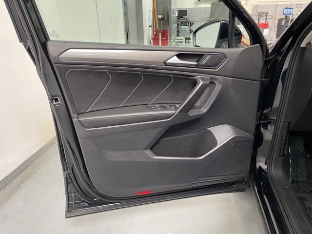 Used 2023 Volkswagen Tiguan SE w/ Panoramic Sunroof Package AWD/4WD image 27