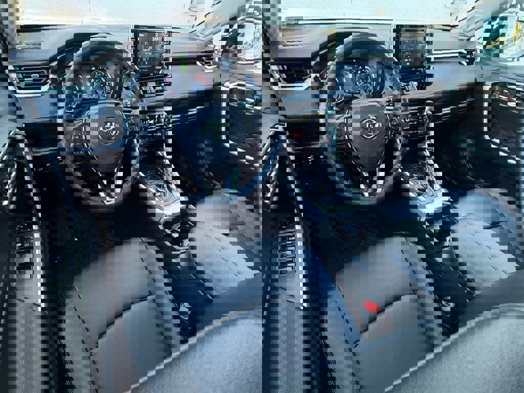 Used 2021 Toyota RAV4 XLE Premium image 14