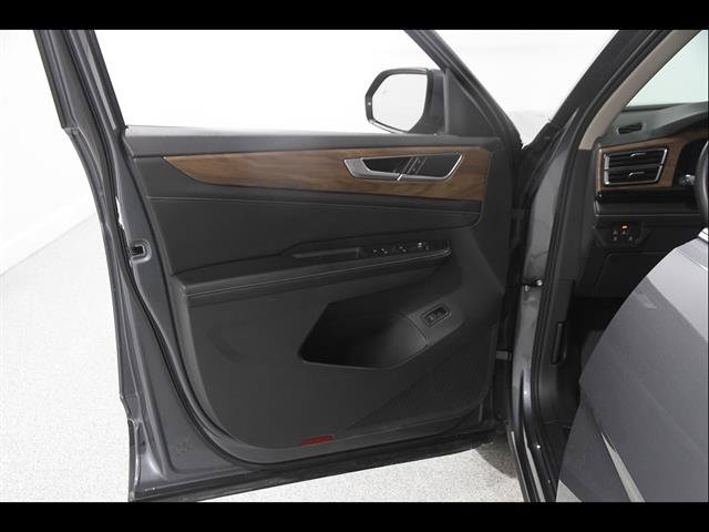 Certified 2025 Volkswagen Atlas SE AWD/4WD image 4