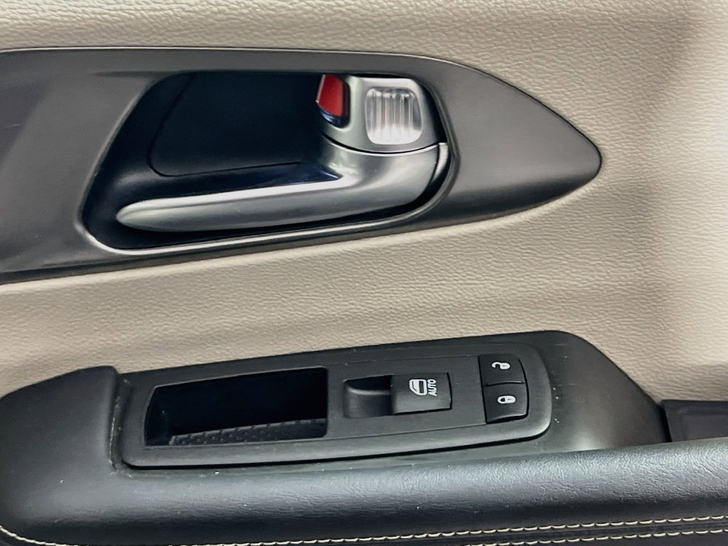 Used 2023 Chrysler Pacifica Touring-L FWD image 31