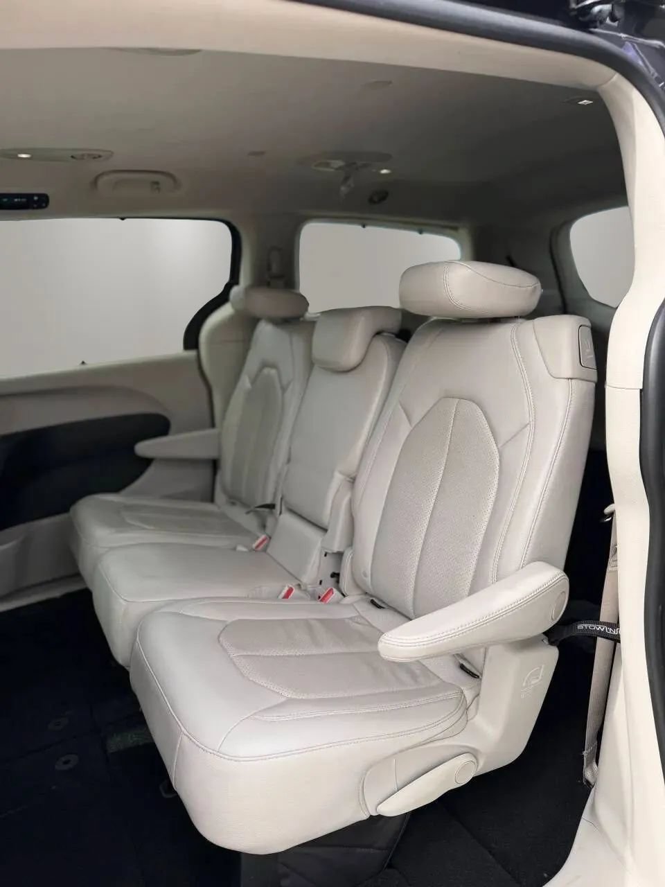 Used 2019 Chrysler Pacifica Touring-L FWD image 18