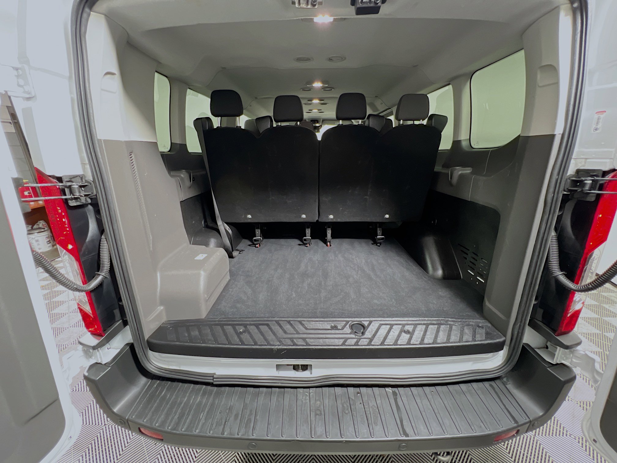 Used 2023 Ford Transit 350 XLT image 31