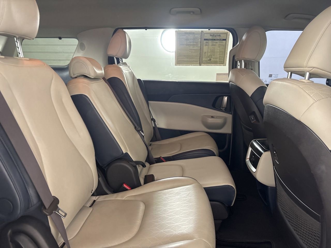 Used 2025 Kia Carnival EX image 22