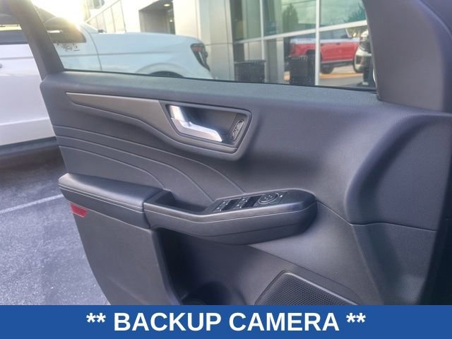Used 2025 Ford Escape SE FWD image 3