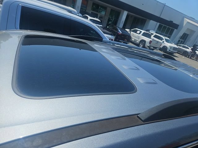Used 2023 Chevrolet Traverse High Country FWD image 2