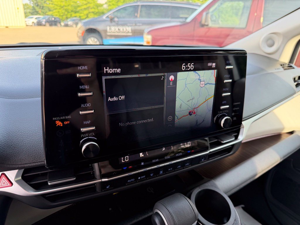 Used 2023 Toyota Sienna XLE w/ XLE Plus Package FWD image 18