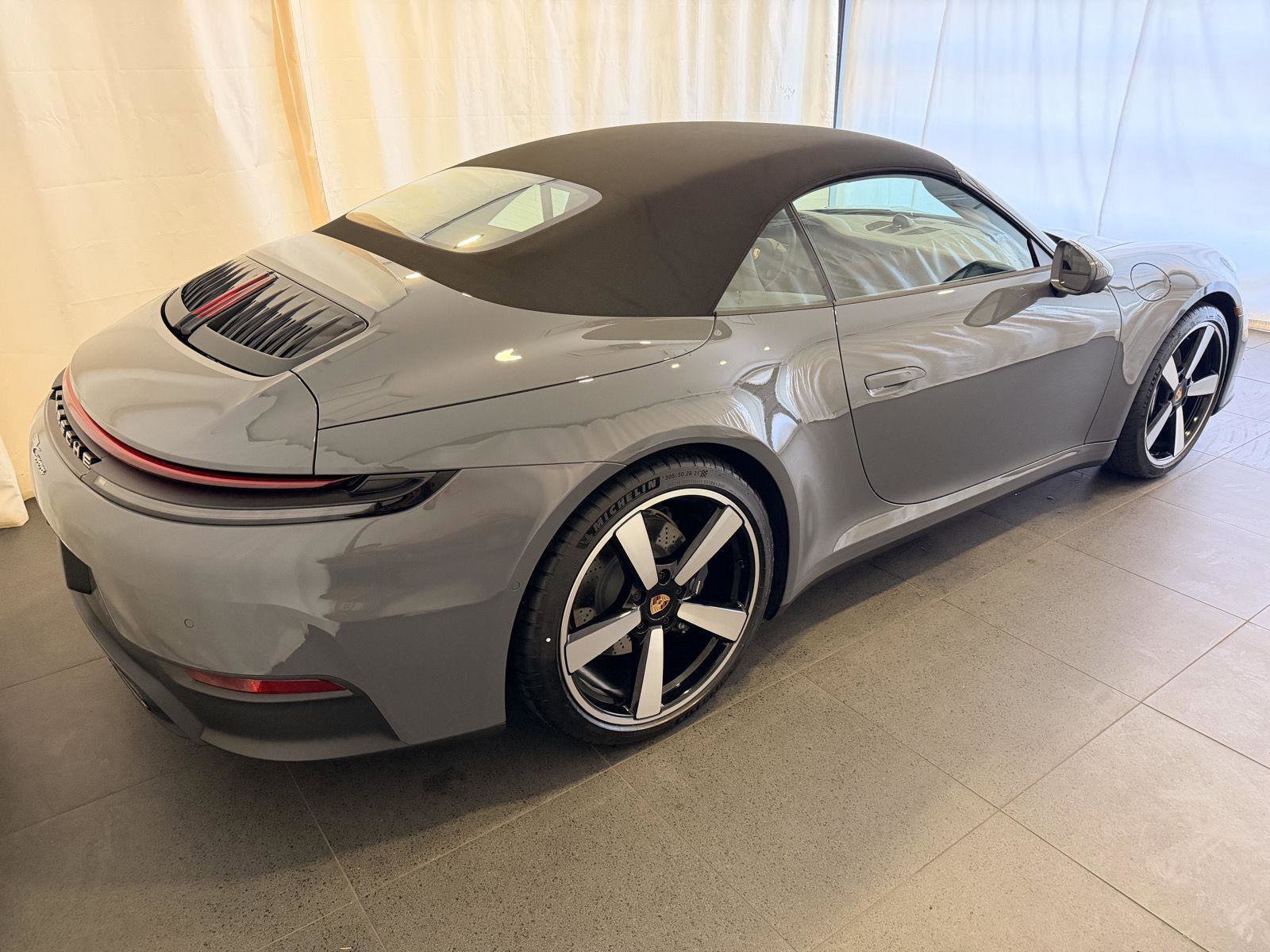 Used 2025 Porsche 911 Carrera image 9