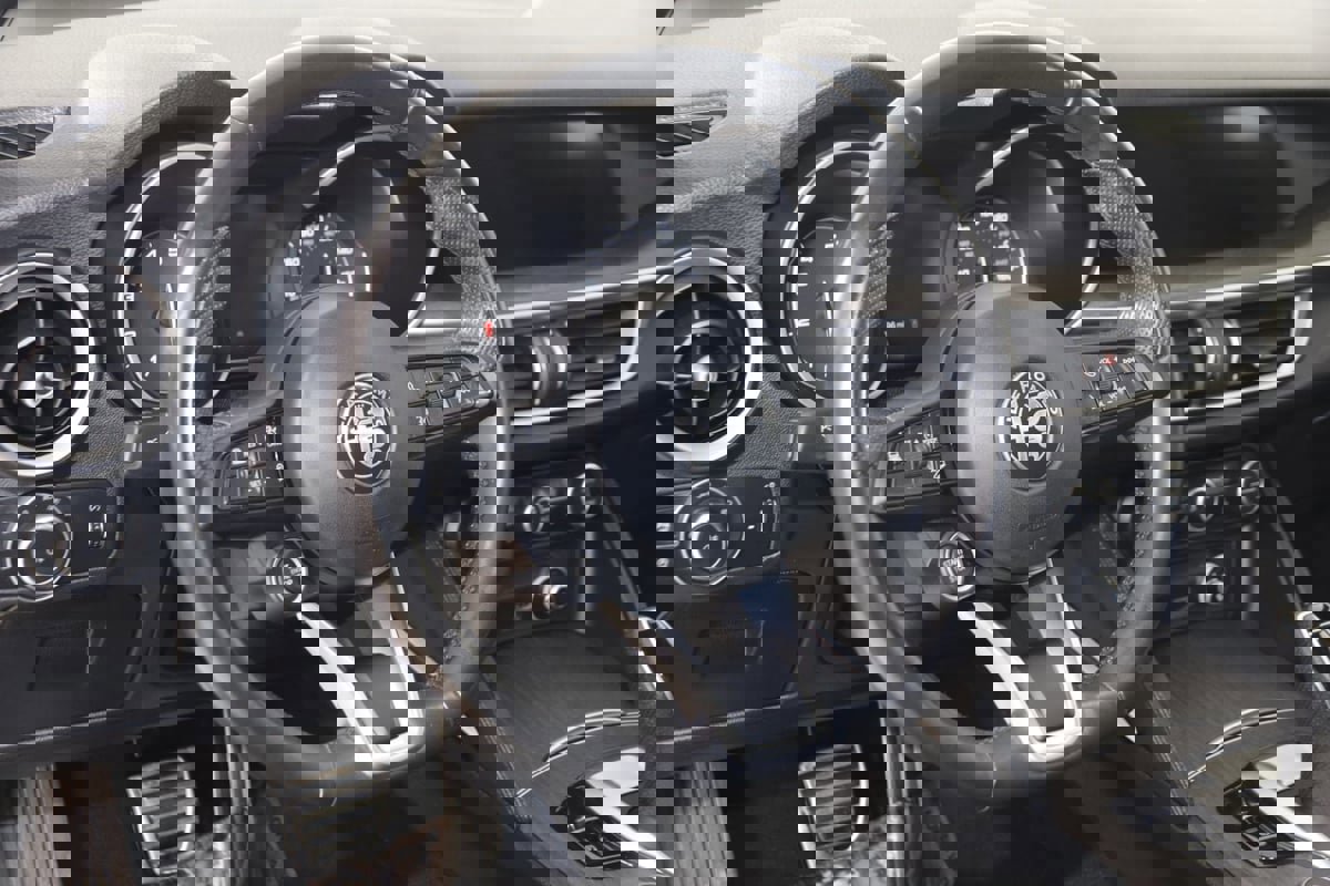 Used 2023 Alfa Romeo Stelvio Ti image 6