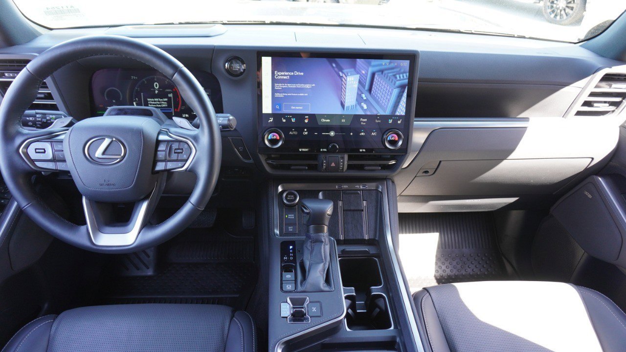 Used 2025 Lexus GX 550 w/ Accessory Package (2T) AWD/4WD image 29