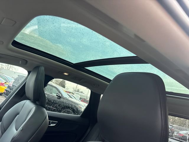 Used 2023 Volvo XC60 B5 Core image 4