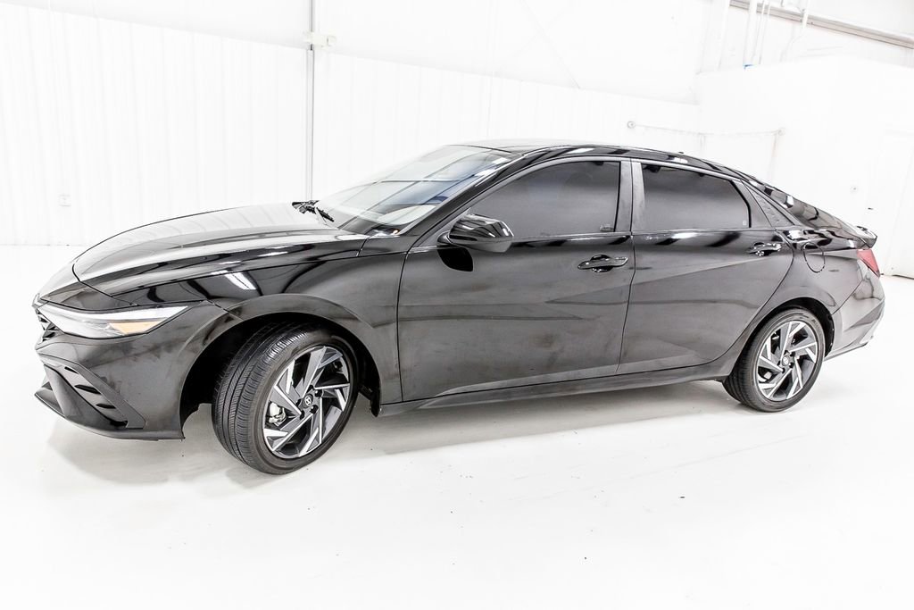 Used 2025 Hyundai Elantra SEL FWD image 3