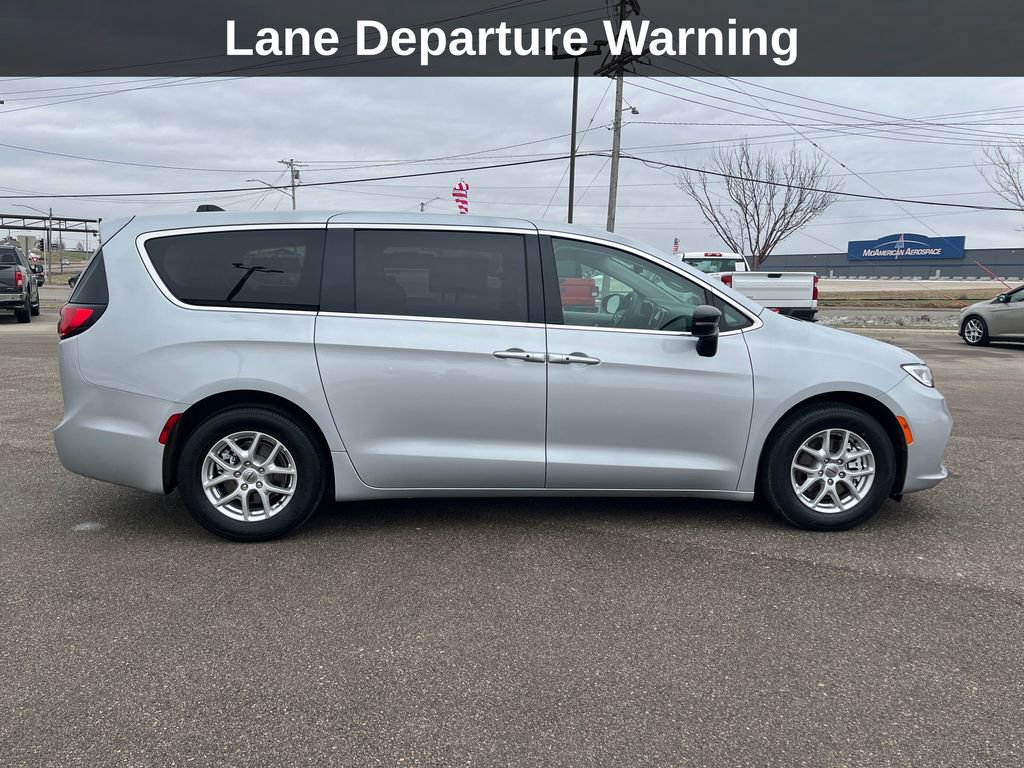 Used 2024 Chrysler Pacifica Touring-L image 8