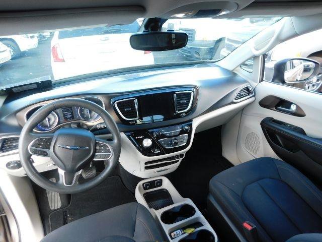 Used 2017 Chrysler Pacifica Touring image 14