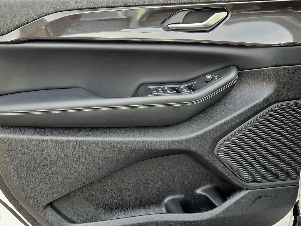 Used 2023 Jeep Grand Cherokee Laredo image 12