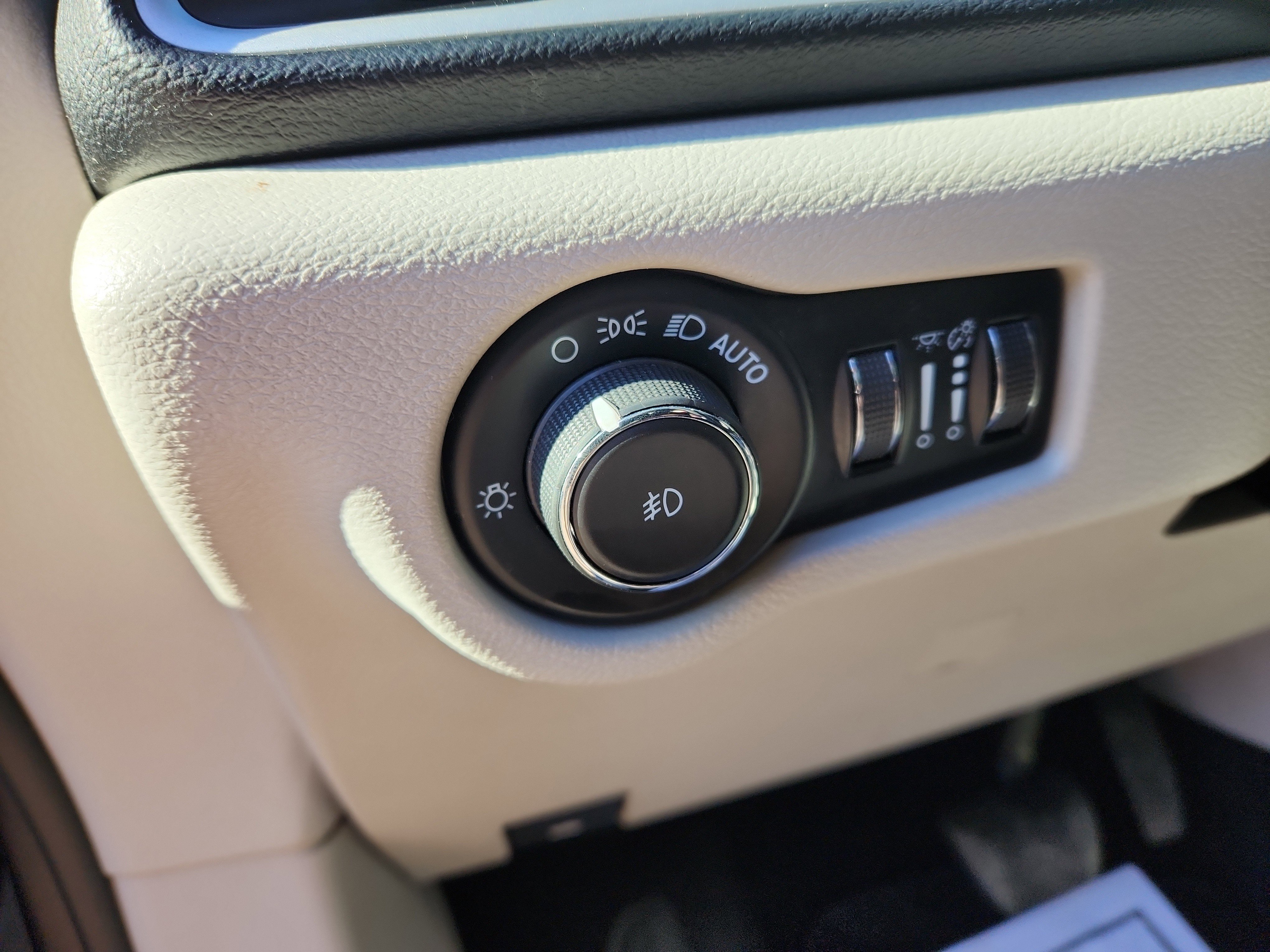 Used 2023 Chrysler Pacifica Touring-L image 17