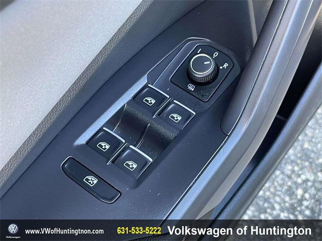 Certified 2025 Volkswagen Jetta SE w/ Sunroof Package image 15