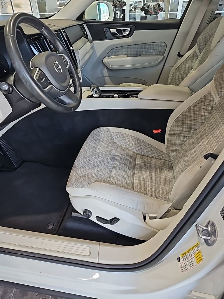 Used 2022 Volvo XC60 B5 Momentum image 28