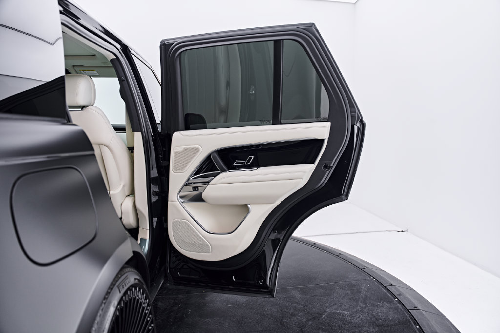 Used 2025 Land Rover Range Rover SE AWD/4WD image 28