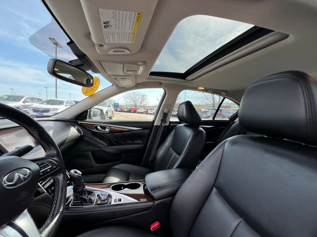 Used 2018 INFINITI Q50 Luxe w/ Essential Package (3.0T Luxe) AWD/4WD image 17