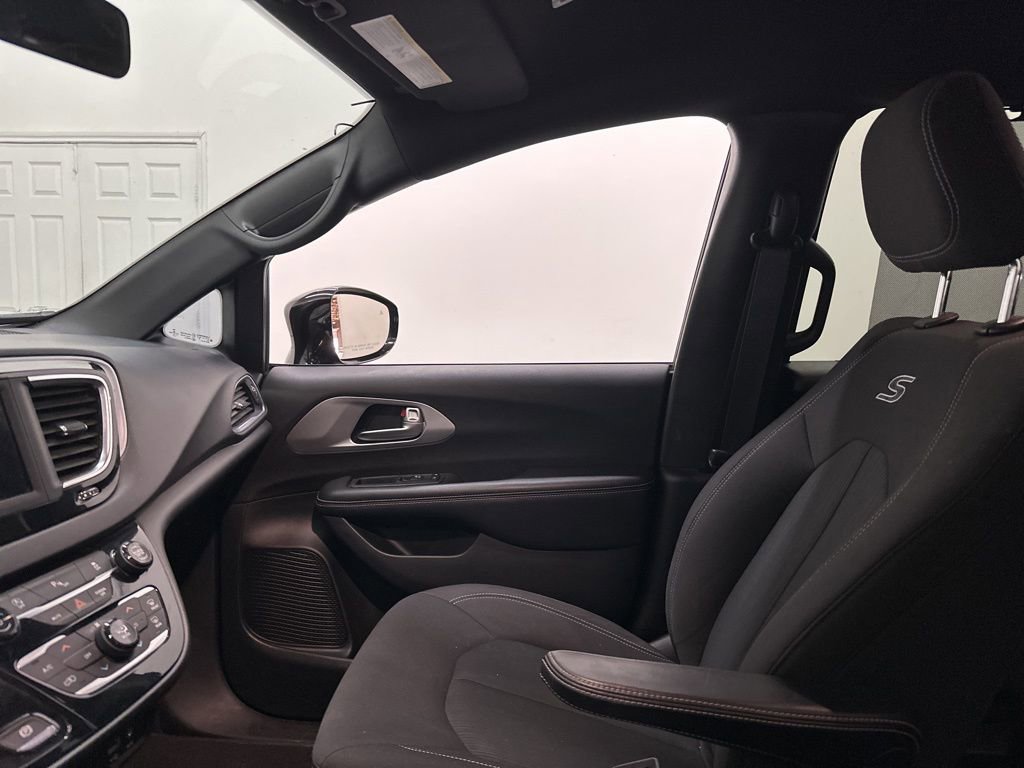 Used 2018 Chrysler Pacifica Touring Plus w/ S Appearance Package image 31