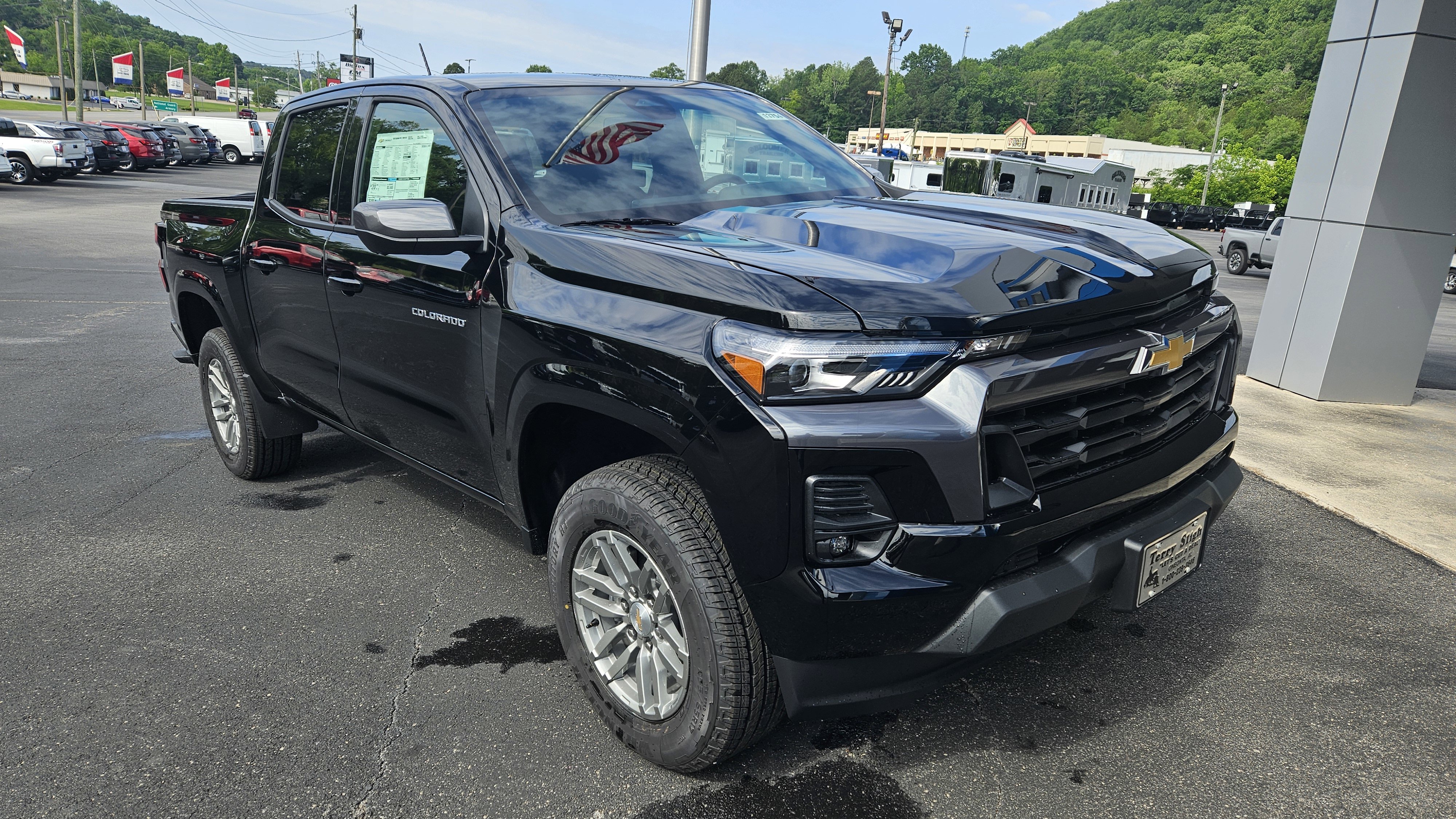 New 2025 Chevrolet Colorado LT w/ LT Convenience Package image 2