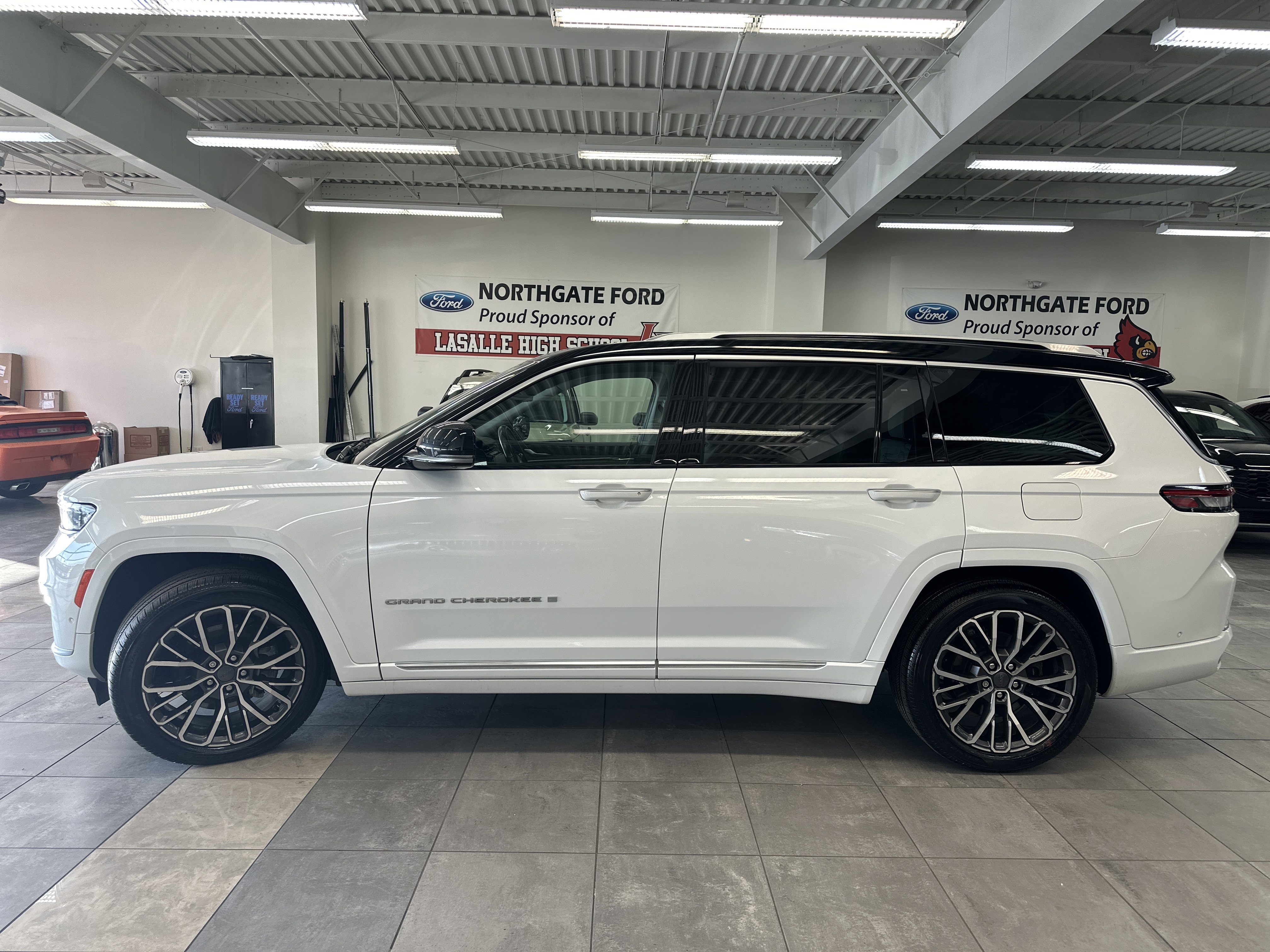 Used 2023 Jeep Grand Cherokee L Summit w/ Advanced Protech Group IV image 17