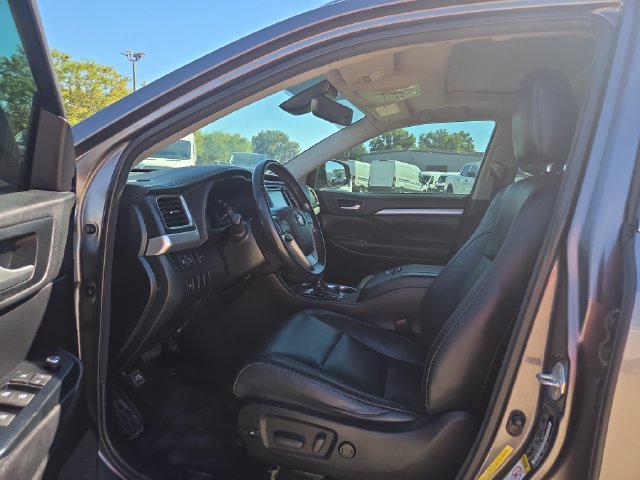Used 2017 Toyota Highlander XLE AWD/4WD image 9