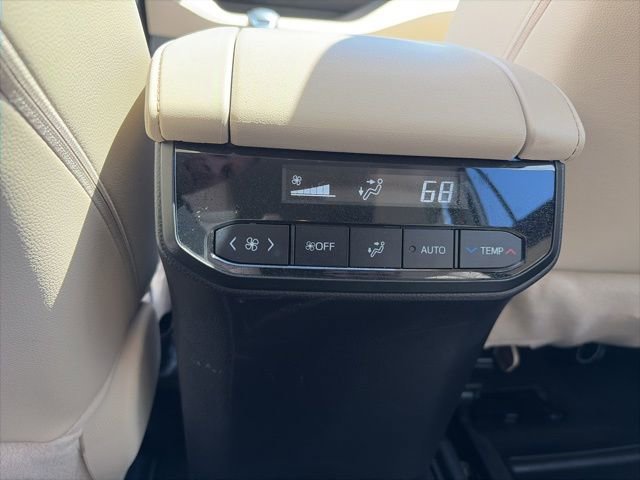 Used 2023 Toyota Highlander Limited image 24