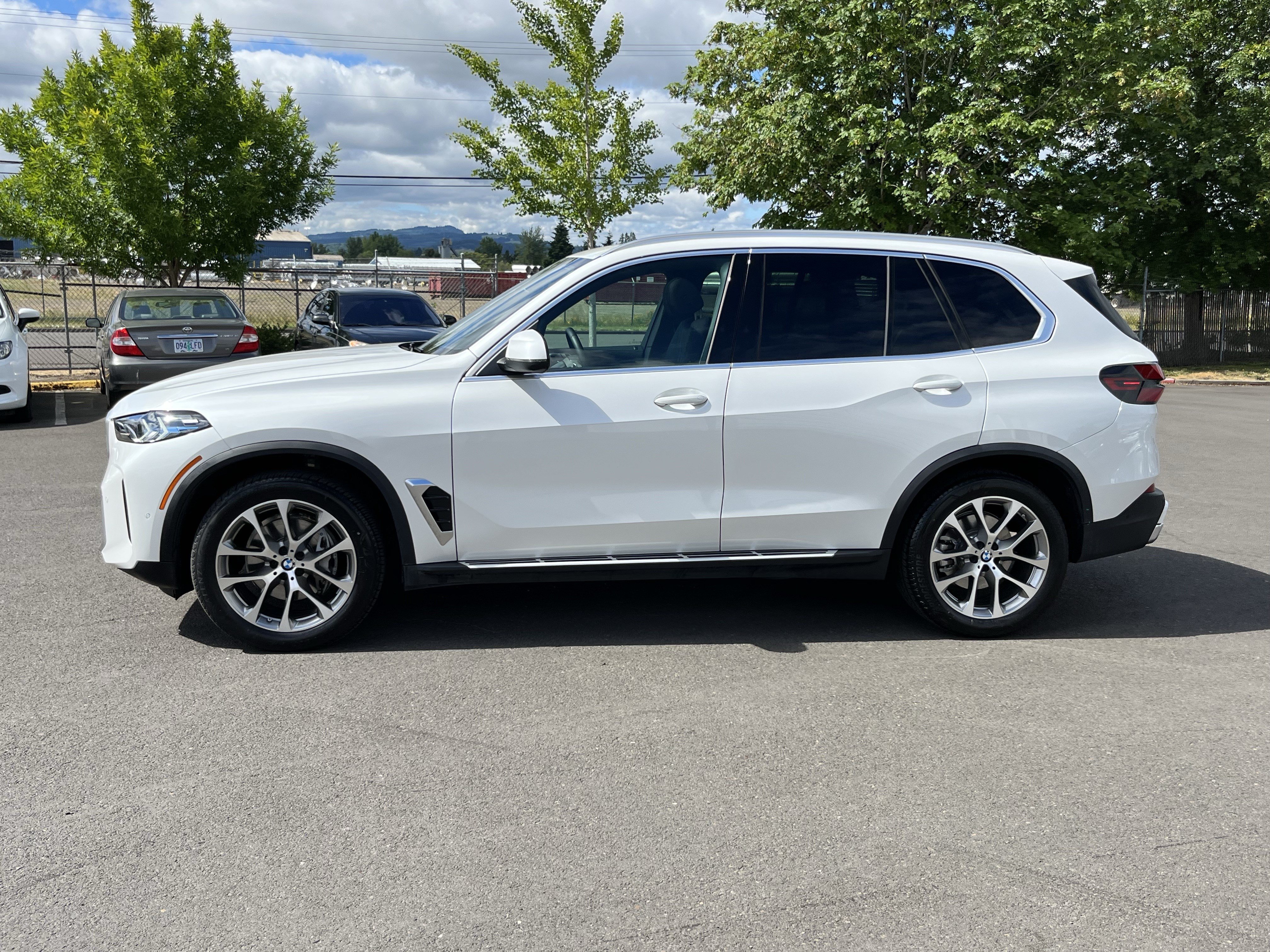 Used 2026 BMW X5 xDrive40i w/ Premium Package AWD/4WD image 2