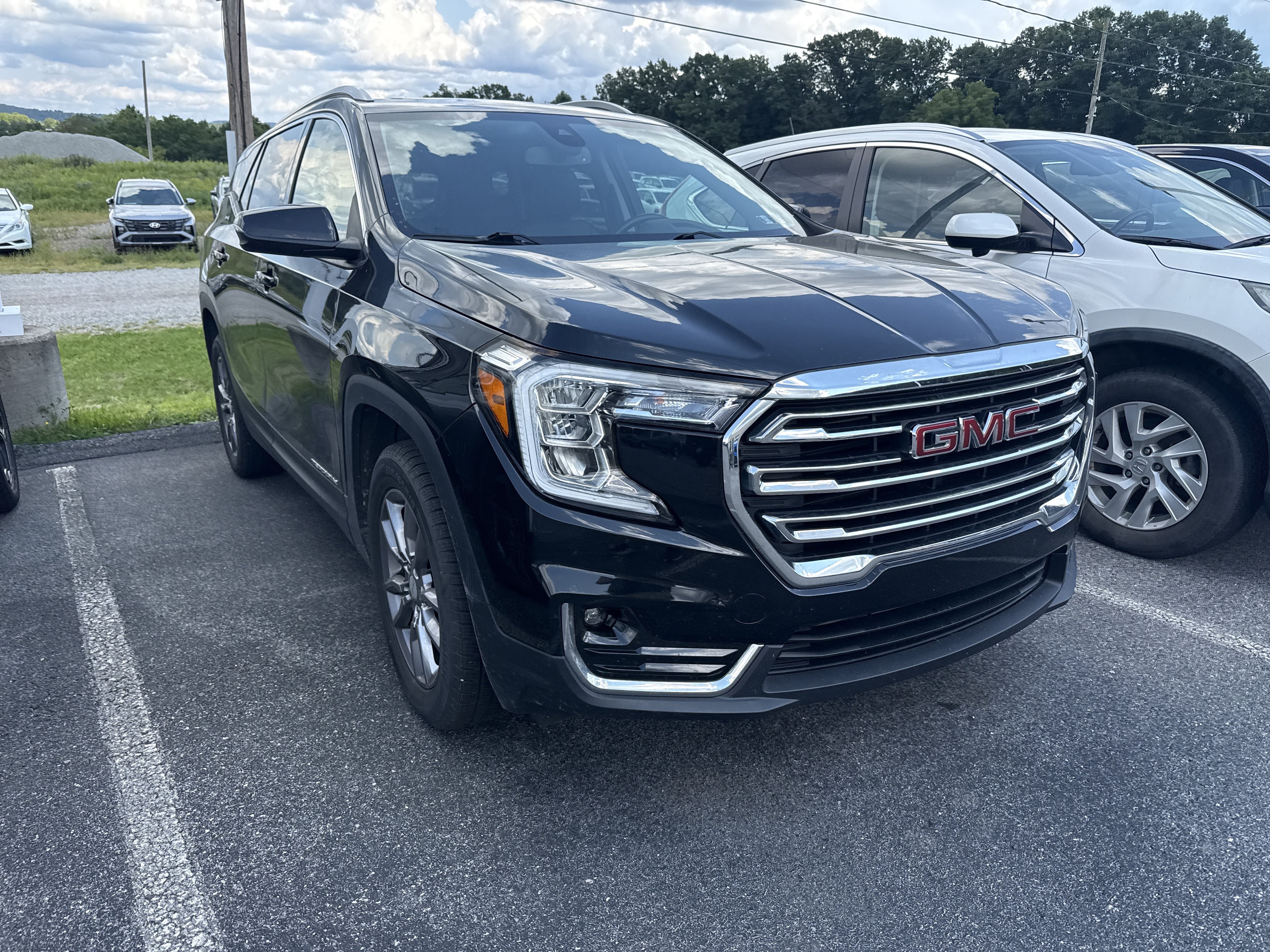 Used 2022 GMC Terrain SLT w/ Infotainment Package II AWD/4WD image 1
