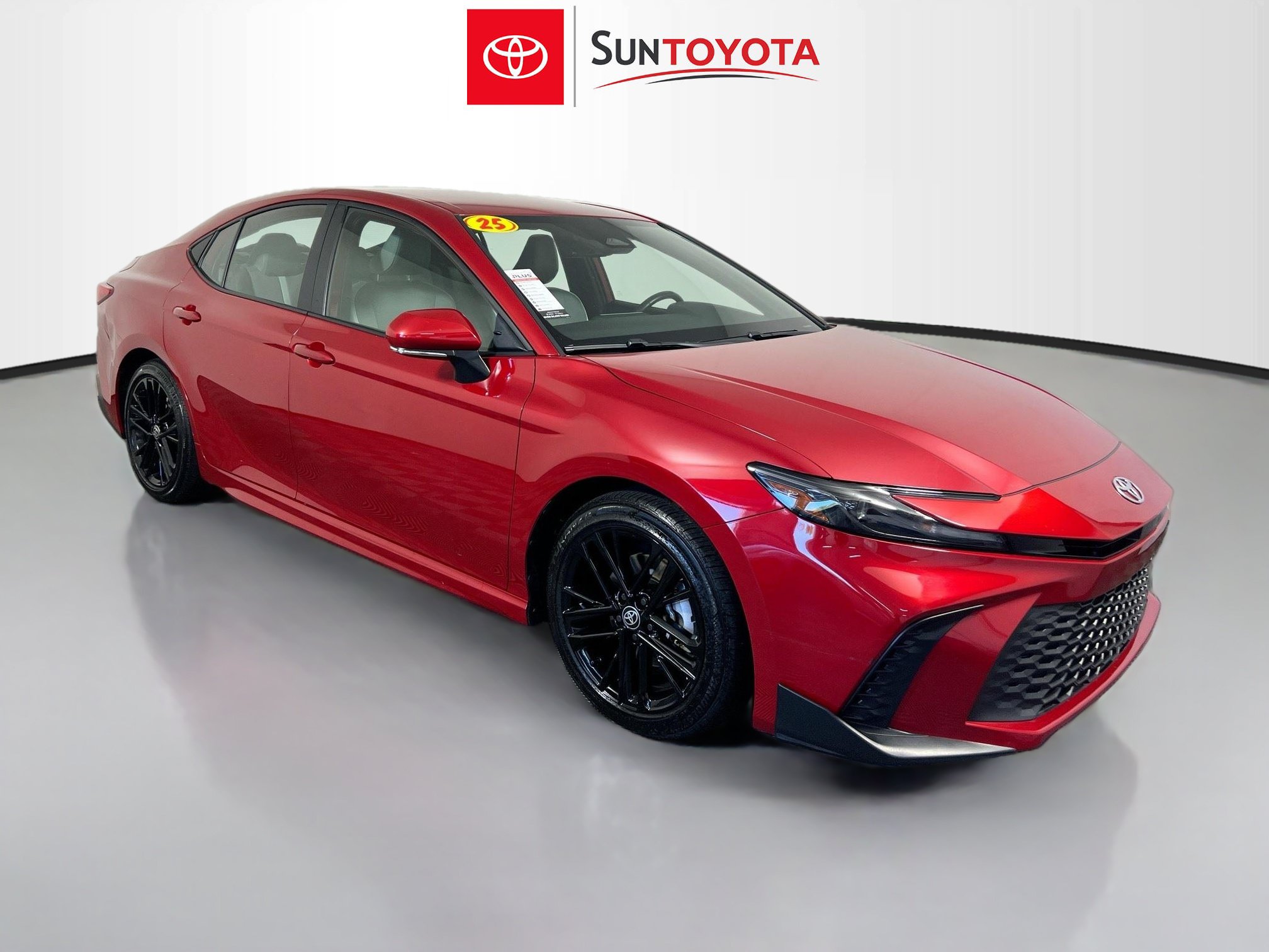 Used 2025 Toyota Camry SE w/ Convenience Package FWD image 1
