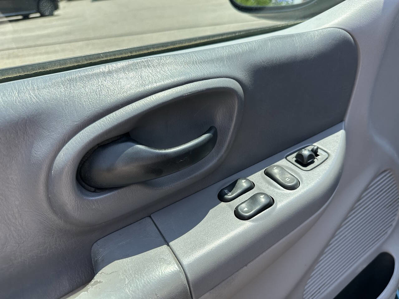 Used 2000 Ford F150 XLT image 17