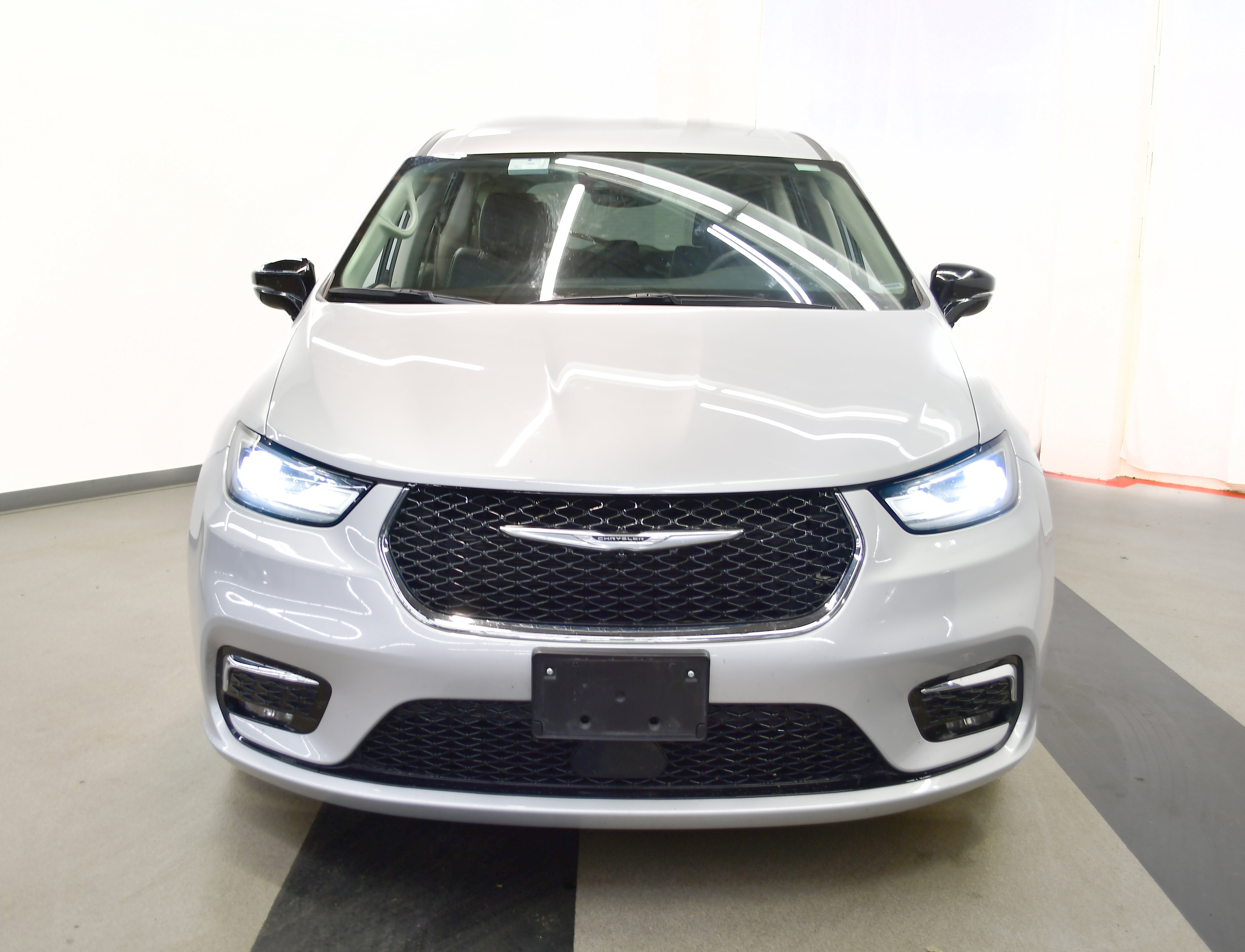 Used 2024 Chrysler Pacifica Touring-L image 3