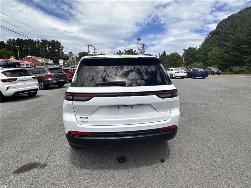 Used 2025 Jeep Grand Cherokee Altitude AWD/4WD image 6