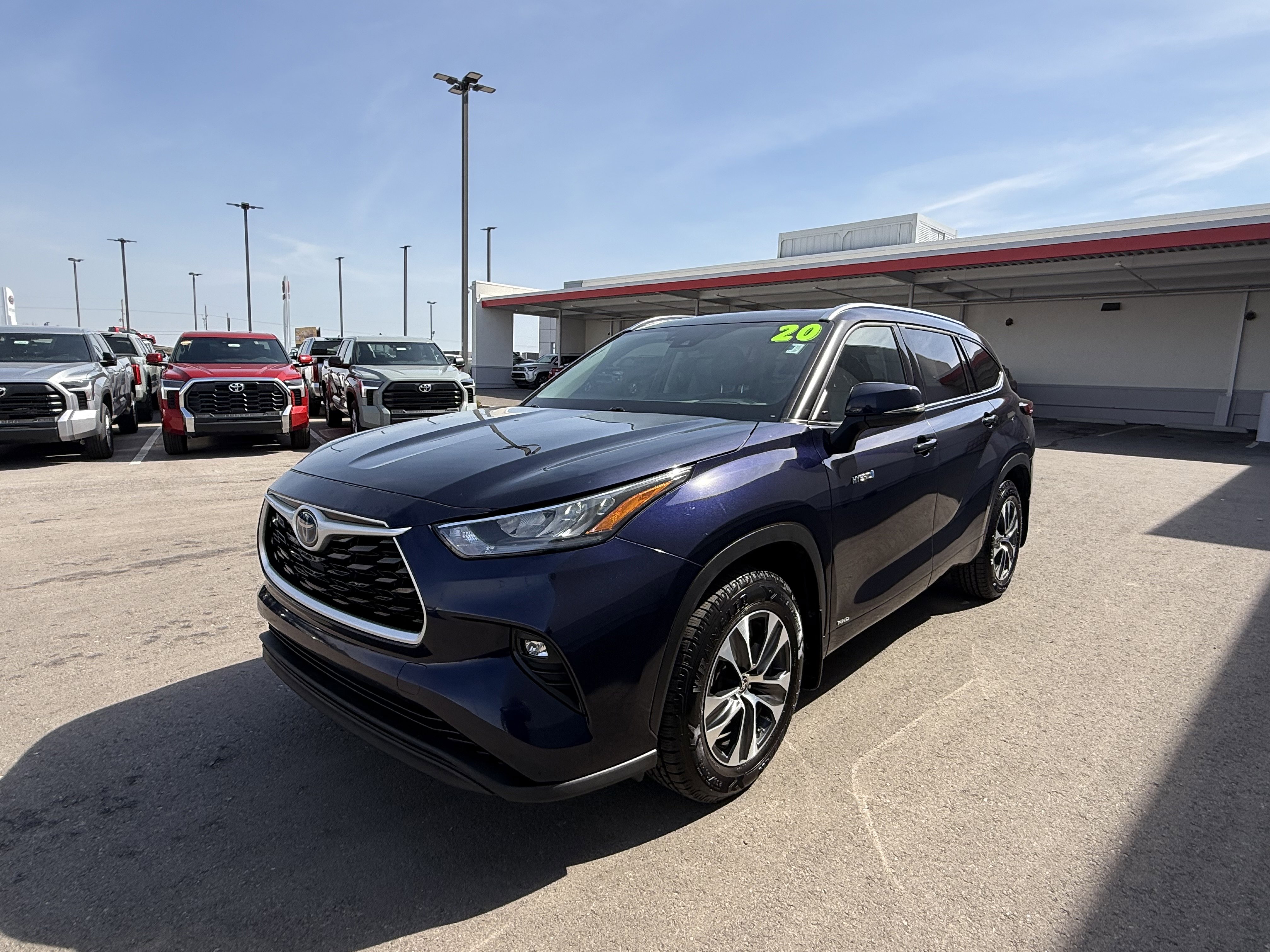 Used 2020 Toyota Highlander XLE image 2