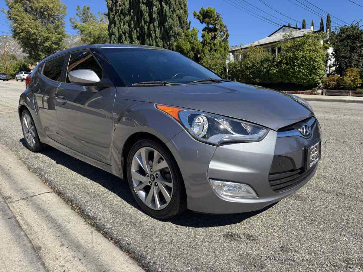 Used 2017 Hyundai Veloster image 1
