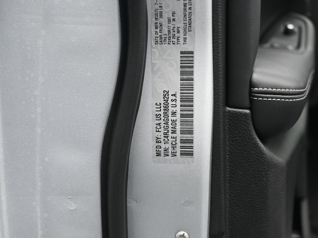 Used 2024 Jeep Grand Cherokee Laredo w/ Trailer Tow Package image 12